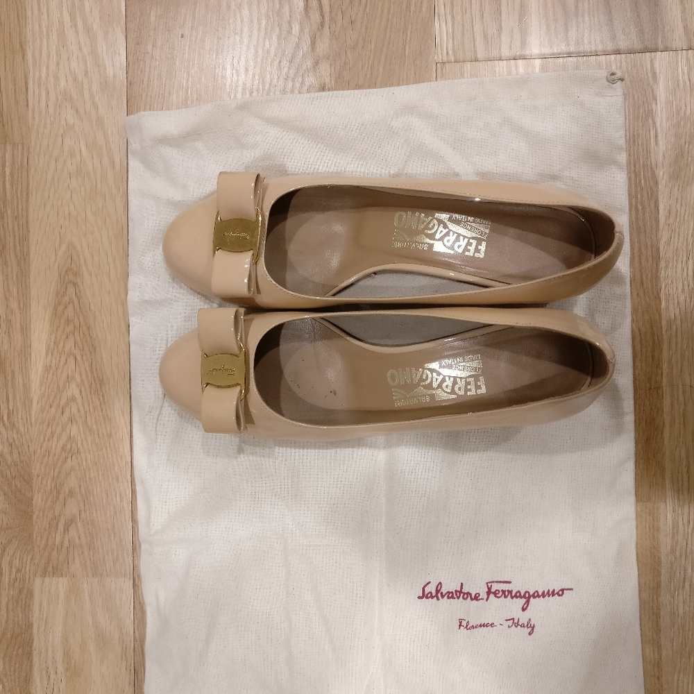 Salvatore ferragamo vara pump size 7.5c